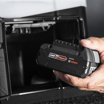 AMPShare Bosch 18V Akku wird in das Akkufach der MESTO e.RS185 Akku-Rückenspritze 3626EU eingesetzt.